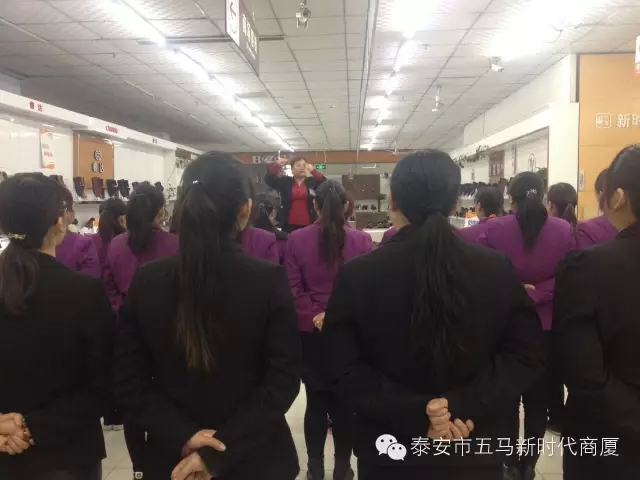 新時代商廈五馬店利用歡樂周五進(jìn)行士氣展示比賽！