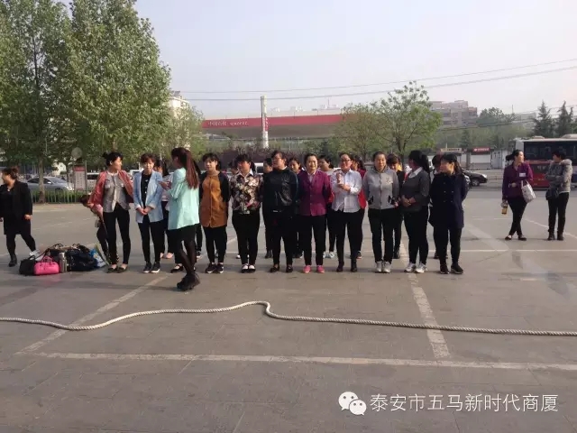 青春不言敗，愛拼才會(huì)贏。五馬店春季拔河比賽實(shí)況記錄！